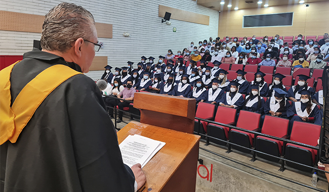 Vicerector dando un dicurso en la ceremonia de grados de los estudiantes