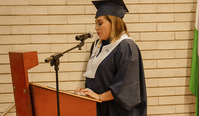 egresada dando discurso en la ceremonia de grados de UNIMINUTO Centro Regional Urabá