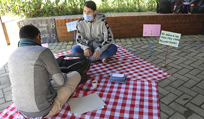 Estudiantes UNIMINUTO en la jornada de prevención del suicidio 