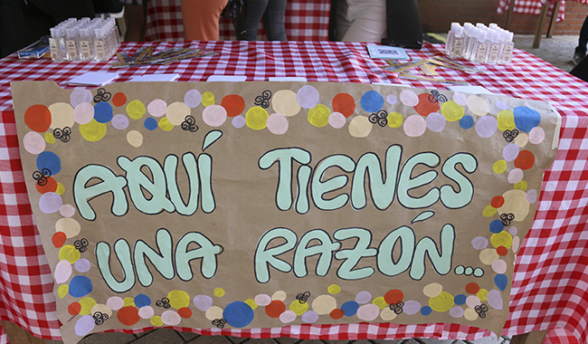 Mesa que entrega razones para la prevención del suicidio 