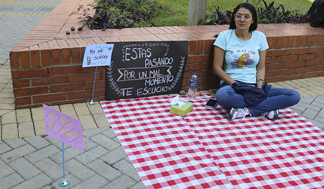 Estudiantes UNIMINUTO en la jornada de prevención del suicidio 