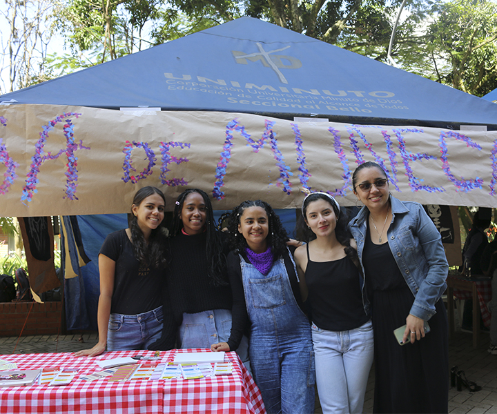 Estudiantes UNIMINUTO en la jornada de prevención del suicidio 