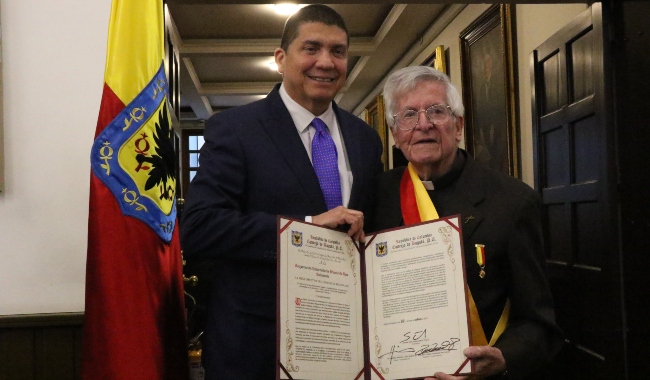 Padre Diego Jaramillo Cuartas, cjm junto al concejal Armando Gutiérrez con la distinción otorgada a UNIMINUTO