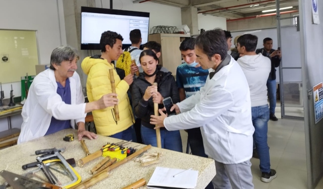 UNIMINUTO Bogotá – Presencial le apuesta a la sostenibilidad ambiental con la elaboración de bicicletas de bambú.