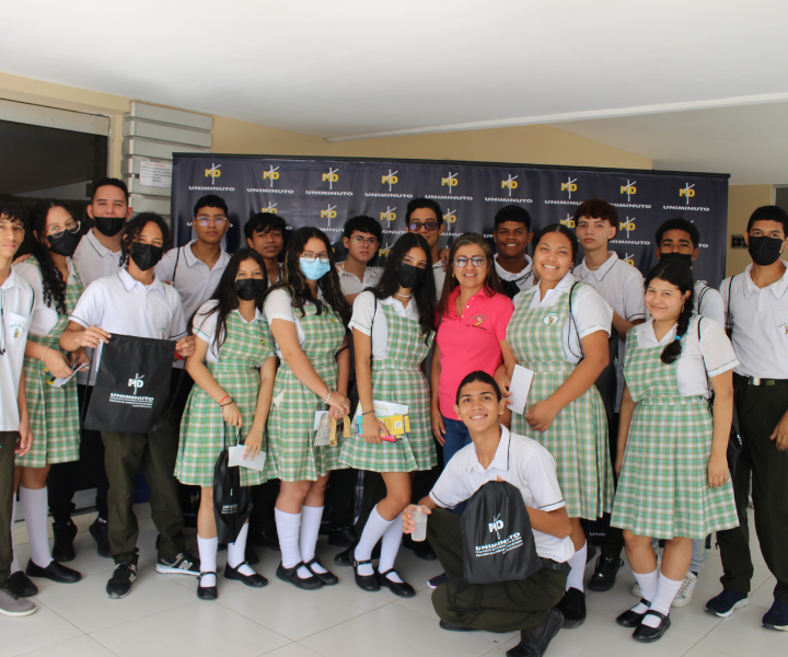 Estudiantes de colegio en auditoria recibiendo charla 