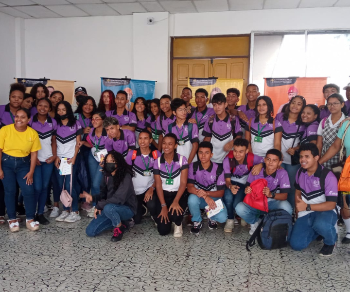 Estudiantes de colegio en auditoria recibiendo charla 