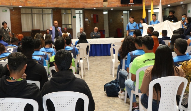 Mesa de directivos y delegaciones asistentes