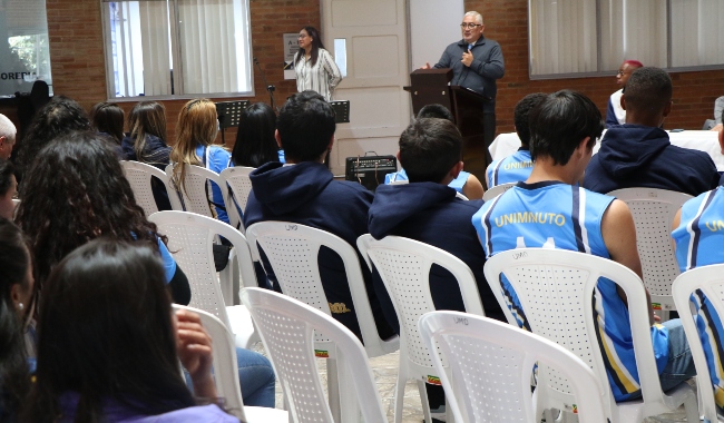 Rector Jefferson Enrique Arias dando palabras