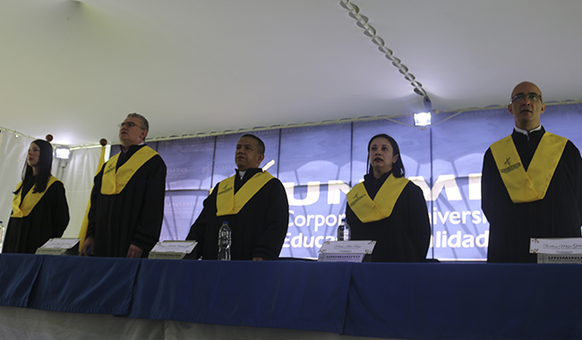 Integrantes de la mesa principal en la ceremonia de grados UNIMINUTO