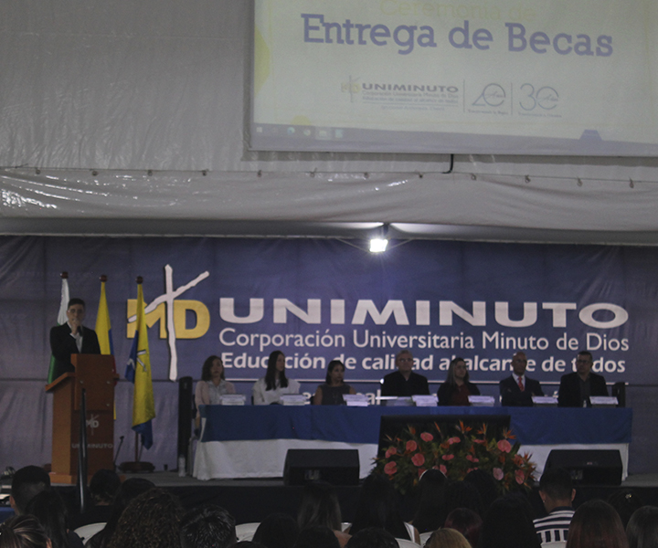 Mesa principal de la ceremonia de entrega de becas UNIMINUTO