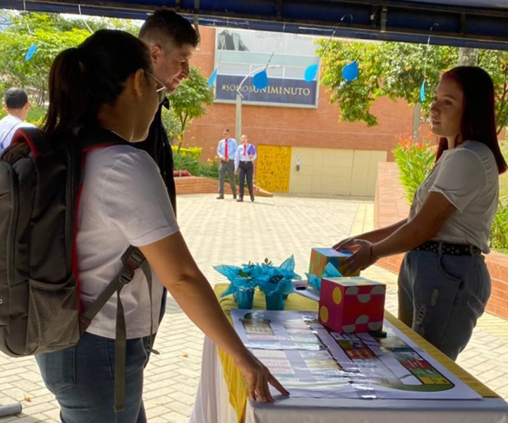 Estudiantes participando en los stand de la Feria del Ahorro del Agua y la Energía