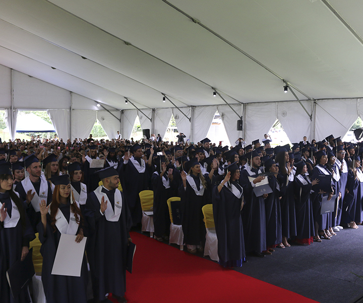 Graduados haciendo su promesa profesional UNIMINUTO 