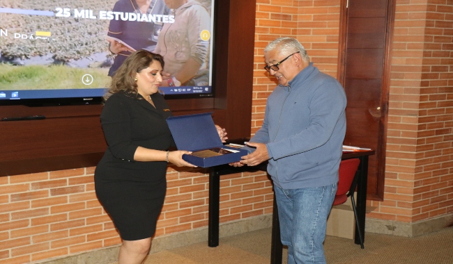 Mónica Mayorga, profesora del programa de contaduría Publica de UNIANDES y Jefferson Arias, Rector UNIMINUTO Bogotá Presencial