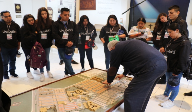 Estudiantes de UNIANDES Ecuador visitando el MAC