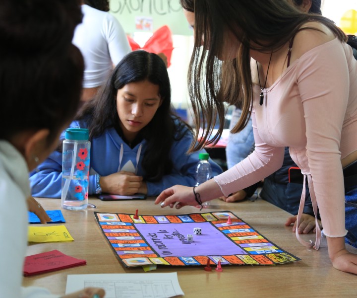 Estudiantes del Centro Universitario participan de una de las actividades desarrolladas en la biblioteca.