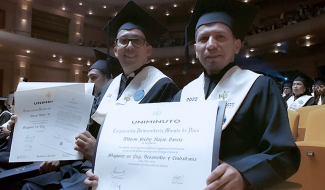 Estudiante mostarndo diploma de grado