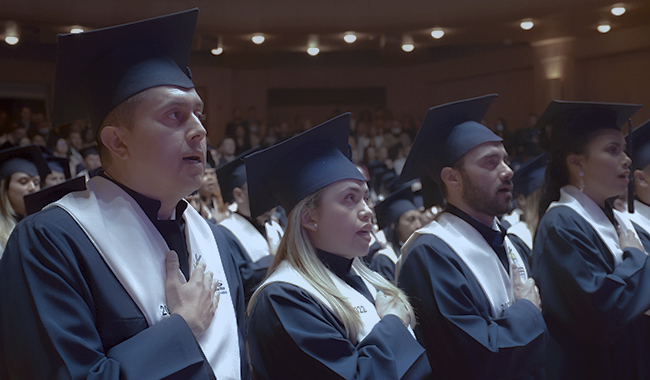 Estudiante haciendo juramente al graduado