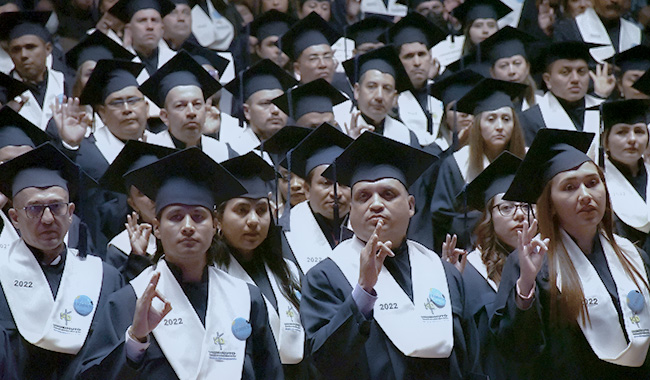 Estudiantse en ceremonia de grado