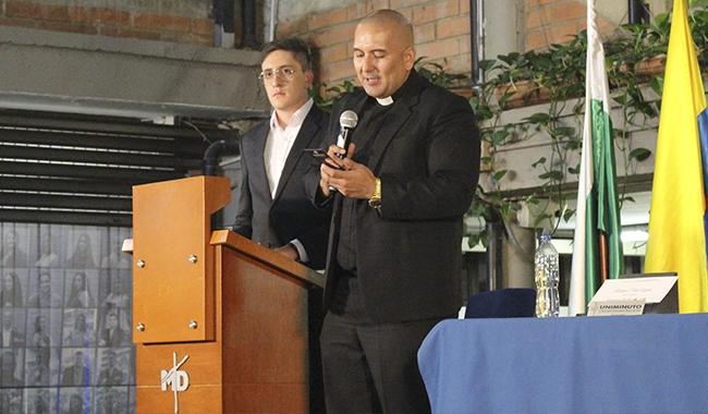 Padre Richard Terán realizando oración