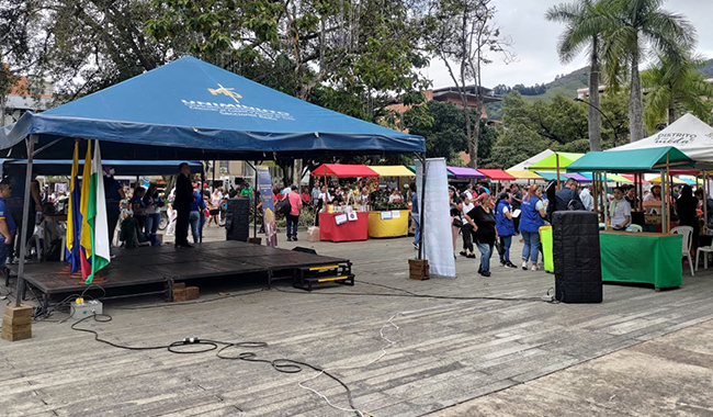 Plaza del parque municipal de Itagüí en la Feria de Oportunidades para la Familia de UNIMINUTO