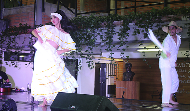 Pareja de baile danzando cumbia 