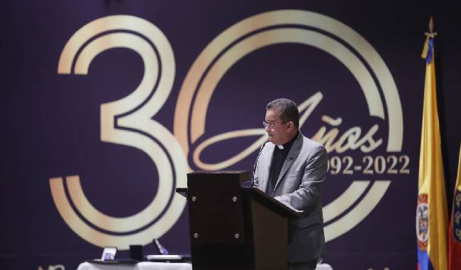 El rector Harold Castilla en su discurso por los 30 años de UNIMINUTO.