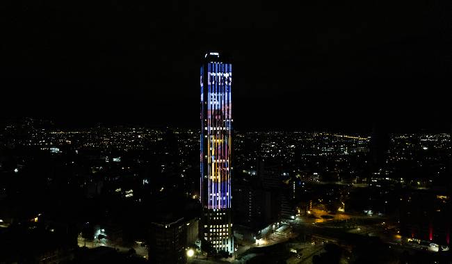 La Torre Colpatria comenzó a iluminarse en 1998 con proyectores de Xenón.