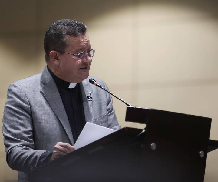 padre Harold Castilla Devoz padre-Harold-Castilla-Devoz