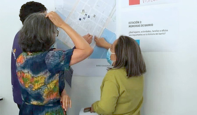 Mujeres participando taller de reflexión