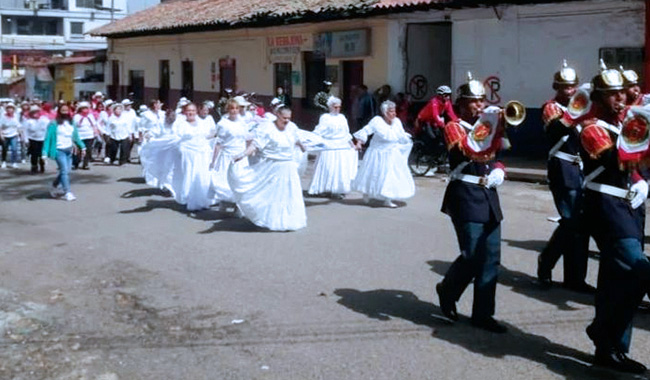 Desfile Mujeres artistas comparsa