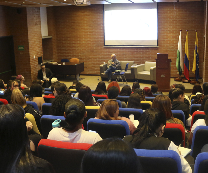 Personas escuchando una conferencia en un auditorio