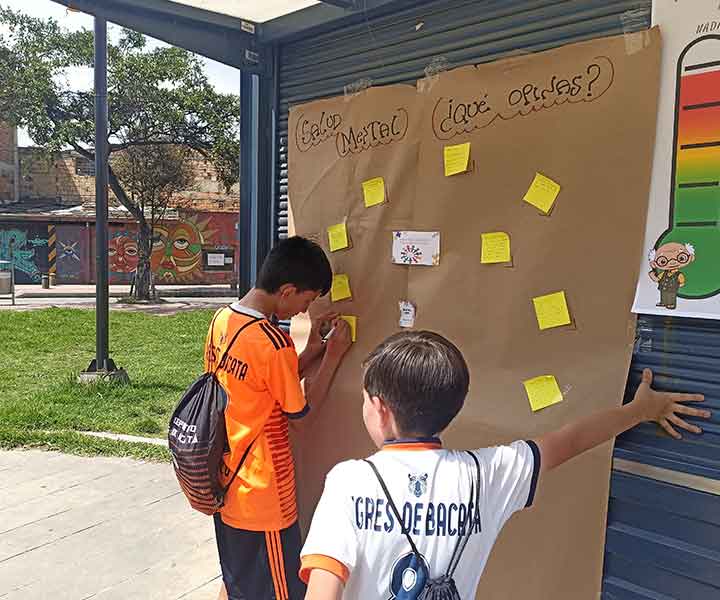 dsk-ninos-de-la-comunidad-participan-en-lluvia-de-ideas-laboratorio-gilab-salud-mental.jpg