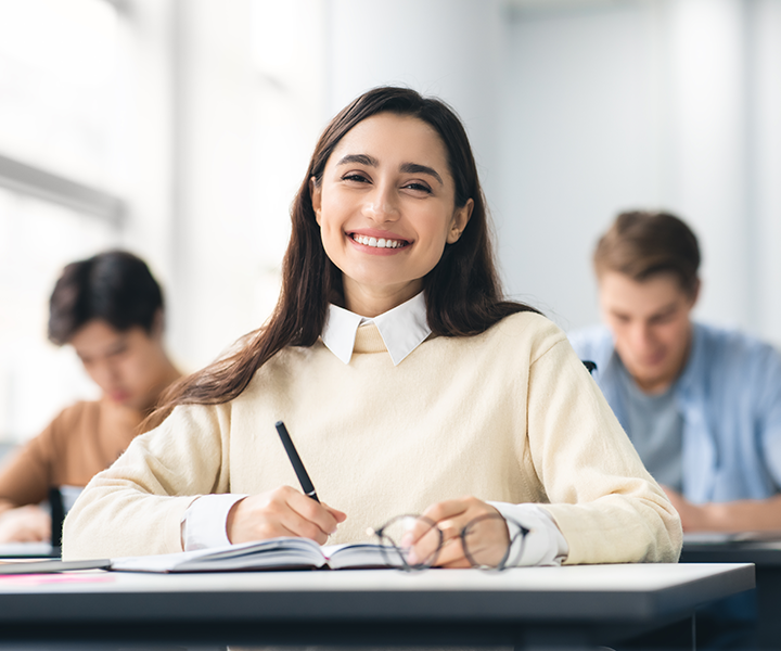 Mujer en salón de clase