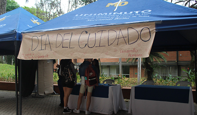 Stand del día del cuidado en la U de UNIMINUTO