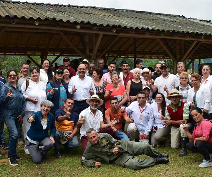 equipo-de-trabajo-y-comunidad-en-el-lanzamiento-de-nodos-de-guadua_0.jpg