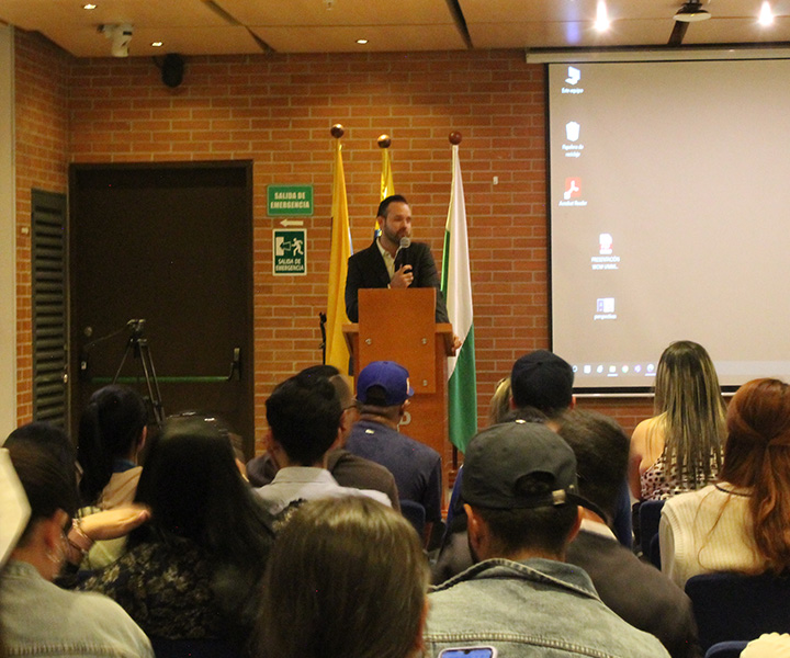 Decano de la Facultad de Ciencias Económicas y Administrativas de UNIMINUTO en el evento 'Estrategias de las organizaciones en entornos globales' 