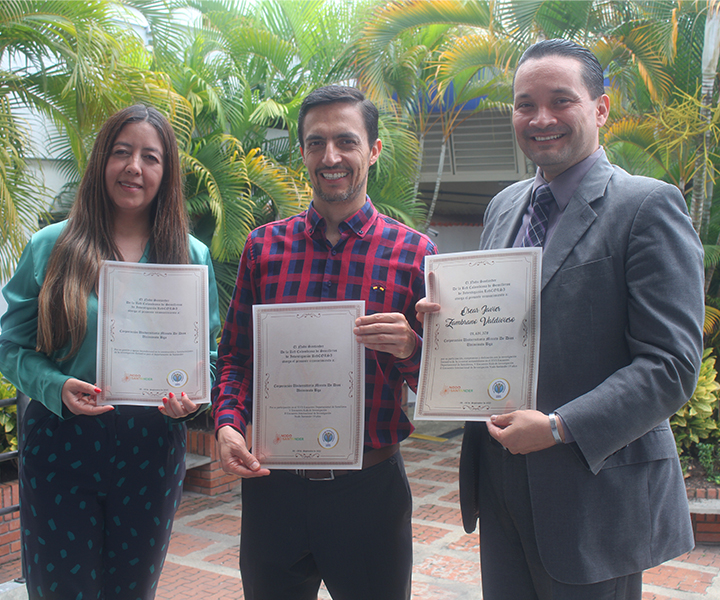 Directivos recibiendo reconocimiento 