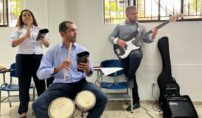 Tres integrantes de la Orquesta Son de la U ensayando.