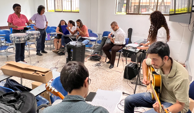 Grupo cantando y tocando instrumentos musicales.