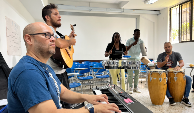 Grupo musical ensayando