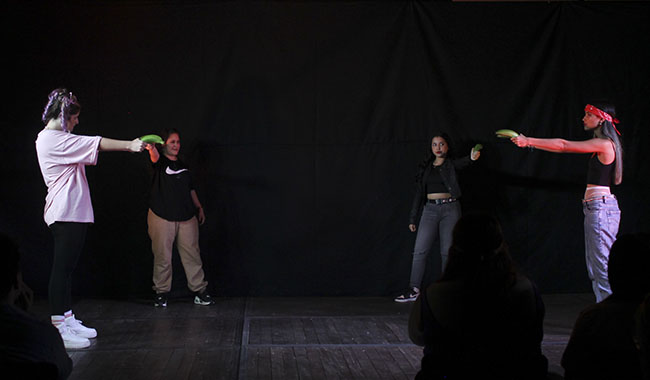 Actores de teatro realizando su obra en las tablas