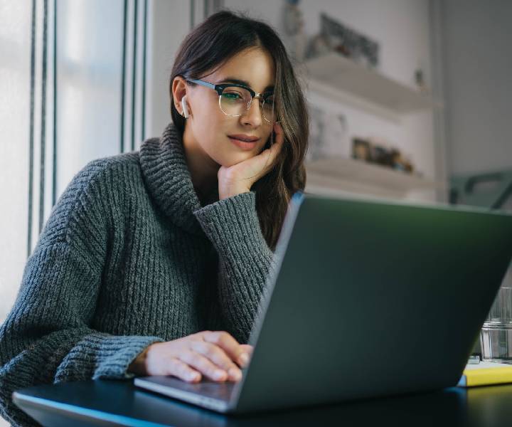 Estudiante con computador