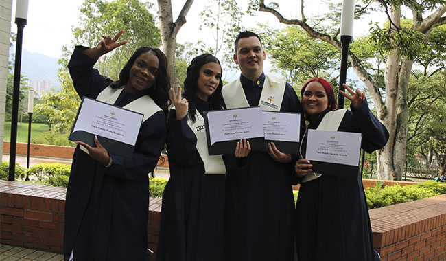 estudiantes-con-diplomas