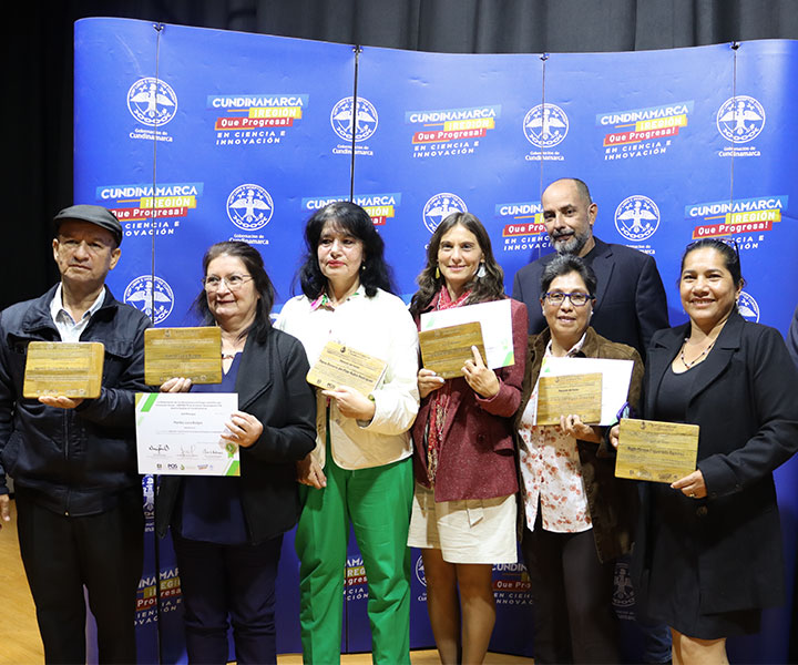 participantes-del-diplomado-recibiendo-certificacion-diplomado.jpg