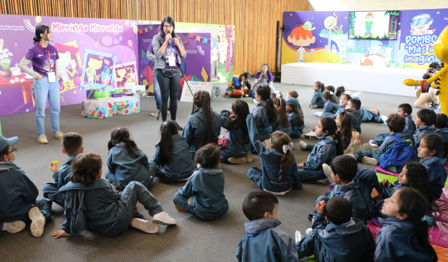 Estudiantes UNIMINUTO en actividad con niños de la FILBO 