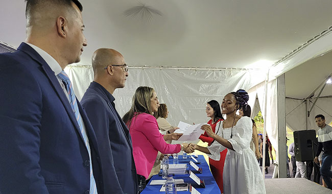 Entrega de diplomas de beca a estudiantes UNIMINUTO