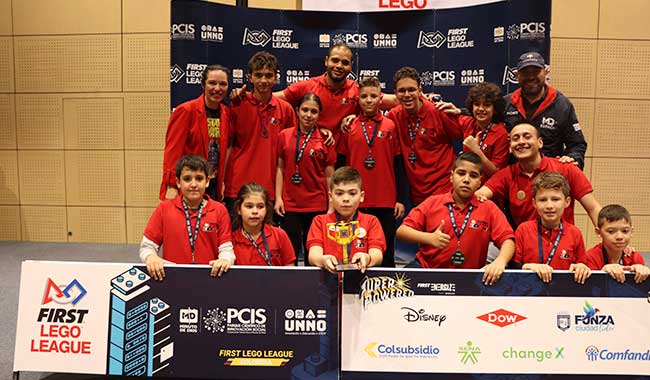 COLONIX de Medellín, ganadores Juego del Robot.