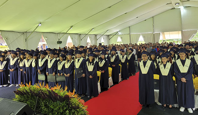 Estudiantes celebrando sus grados