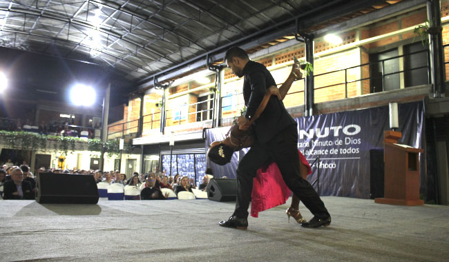 docente bailando