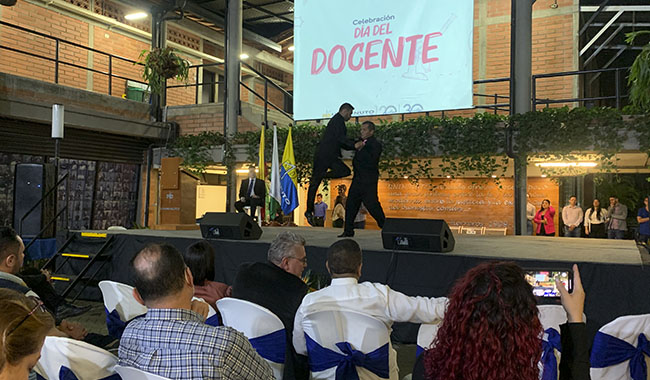 baile en ceremonia del día del docente